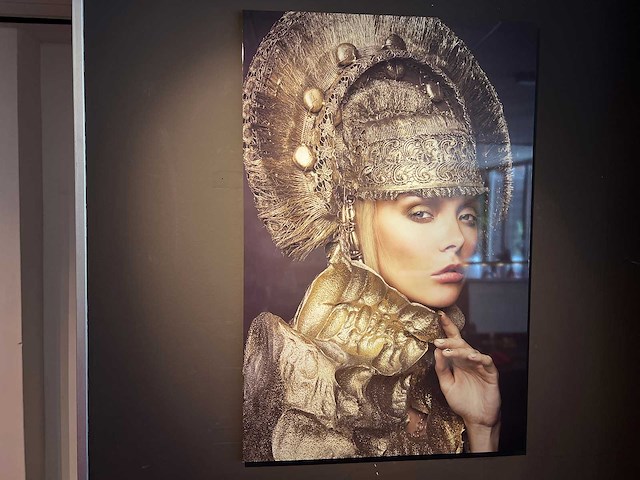 Prent vrouw met gouden kroon 120x80 cm - afbeelding 2 van  2