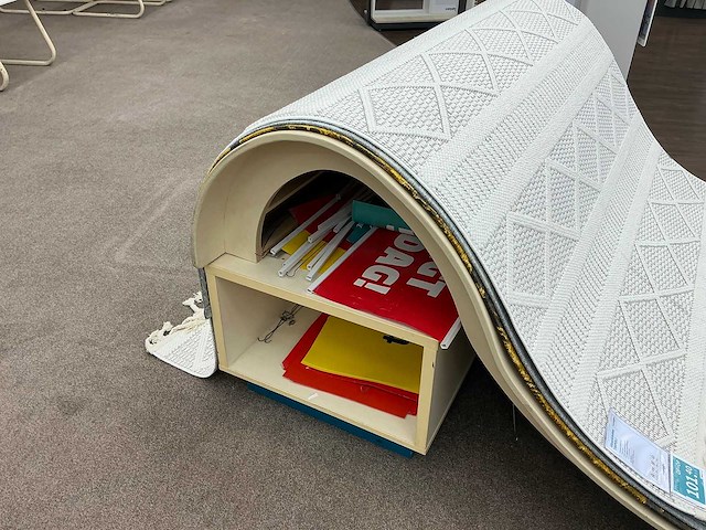 Presentatie meubel voor vloerkleden - afbeelding 2 van  2