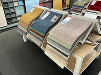 Presentatie tafel met tapijt samples (4x) - afbeelding 2 van  11