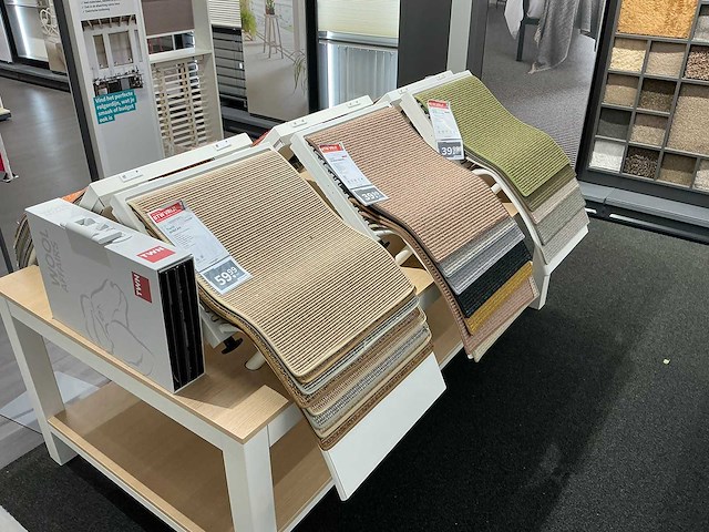 Presentatie tafel met tapijt samples (4x) - afbeelding 3 van  11