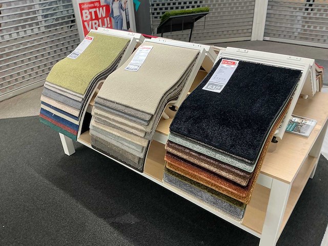 Presentatie tafel met tapijt samples (4x) - afbeelding 8 van  11