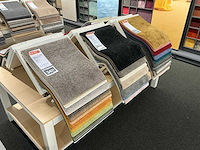 Presentatie tafel met tapijt samples (4x) - afbeelding 9 van  11