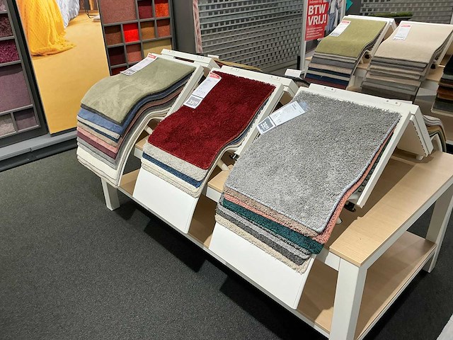 Presentatie tafel met tapijt samples (4x) - afbeelding 10 van  11