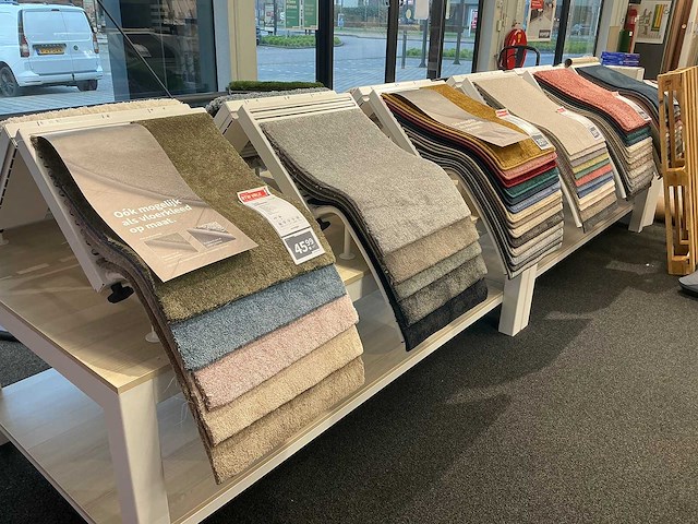 Presentatie tafel met tapijt samples (4x) - afbeelding 7 van  8