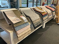 Presentatie tafel met tapijt samples (4x) - afbeelding 7 van  8