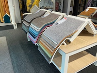 Presentatie tafel met tapijt samples (8x) - afbeelding 4 van  13