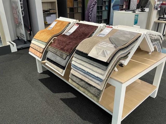 Presentatie tafel met tapijt samples (8x) - afbeelding 5 van  13