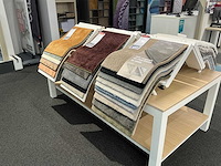 Presentatie tafel met tapijt samples (8x) - afbeelding 5 van  13