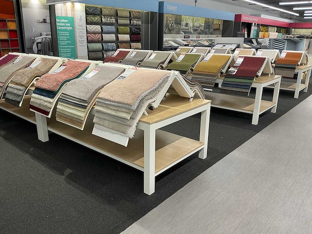 Presentatie tafel met tapijt samples (8x) - afbeelding 1 van  13