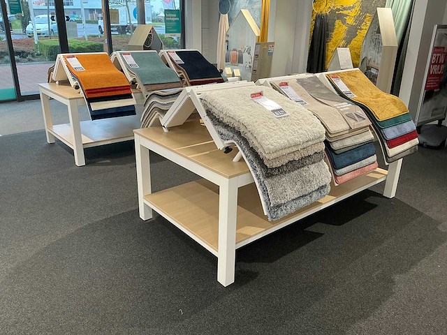 Presentatie tafel met tapijt samples (8x) - afbeelding 6 van  13