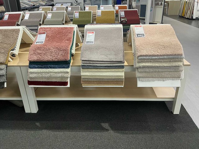 Presentatie tafel met tapijt samples (8x) - afbeelding 7 van  13