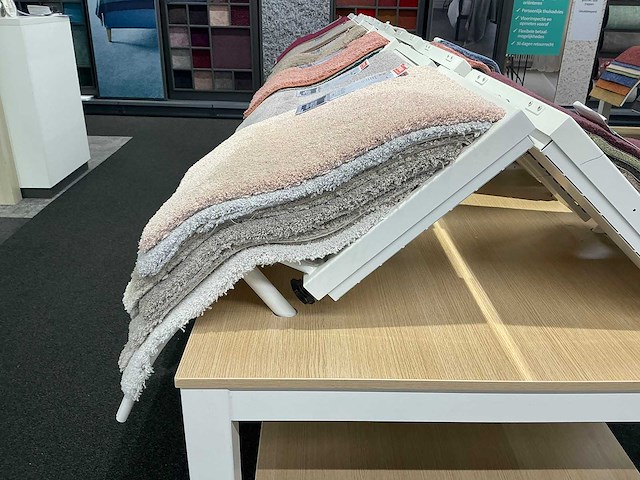 Presentatie tafel met tapijt samples (8x) - afbeelding 8 van  13
