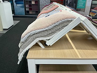 Presentatie tafel met tapijt samples (8x) - afbeelding 8 van  13