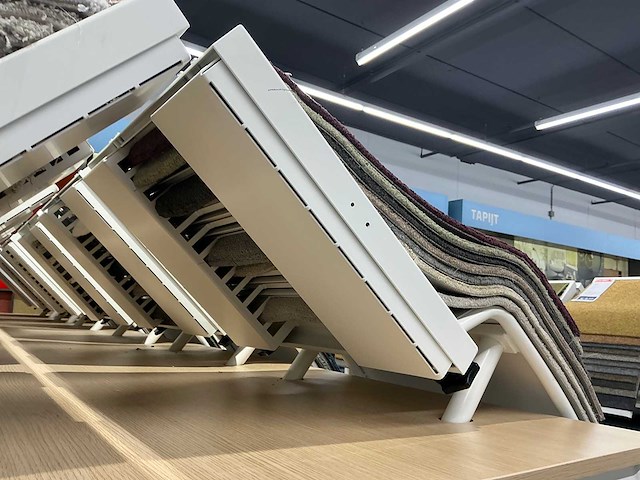 Presentatie tafel met tapijt samples (8x) - afbeelding 9 van  13