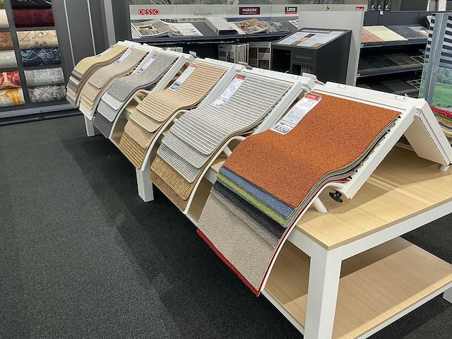 Presentatie tafel met tapijt samples (8x) - afbeelding 12 van  13