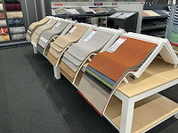 Presentatie tafel met tapijt samples (8x) - afbeelding 12 van  13