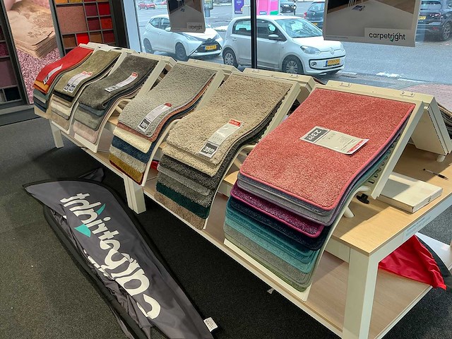 Presentatie tafel met tapijt samples (8x) - afbeelding 4 van  13