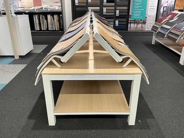 Presentatie tafel met tapijt samples (8x) - afbeelding 7 van  13