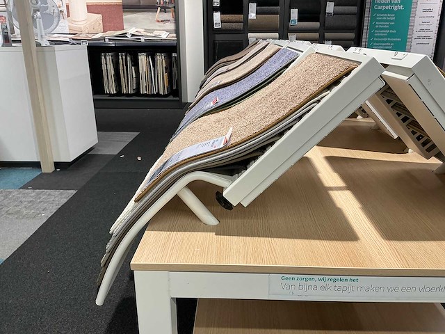 Presentatie tafel met tapijt samples (8x) - afbeelding 8 van  13