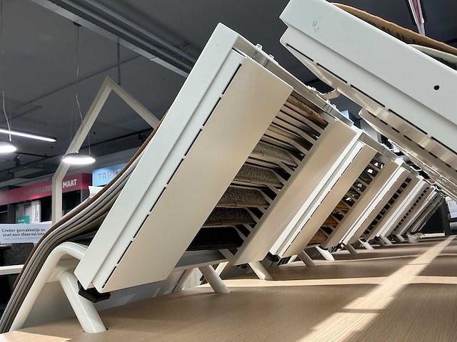 Presentatie tafel met tapijt samples (8x) - afbeelding 9 van  13