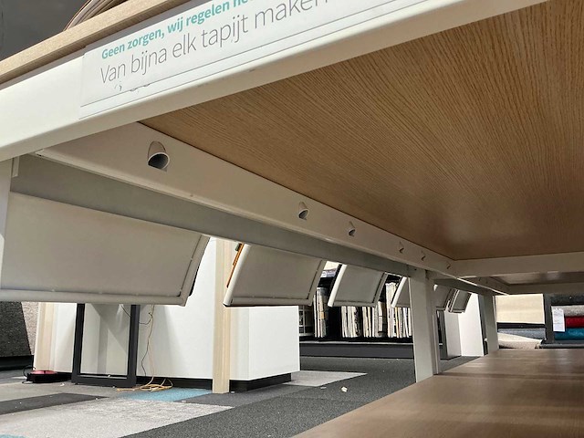 Presentatie tafel met tapijt samples (8x) - afbeelding 10 van  13