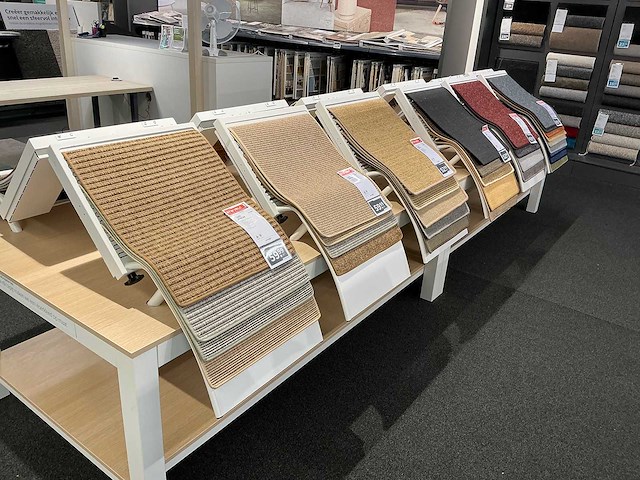 Presentatie tafel met tapijt samples (8x) - afbeelding 11 van  13
