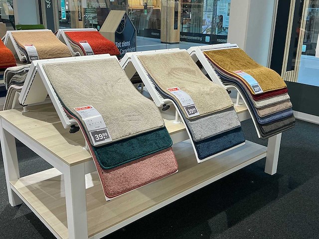 Presentatie tafel met tapijtsamples (8x) - afbeelding 2 van  14