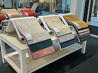 Presentatie tafel met tapijtsamples (8x) - afbeelding 2 van  14