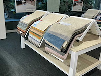 Presentatie tafel met tapijtsamples (8x) - afbeelding 5 van  14