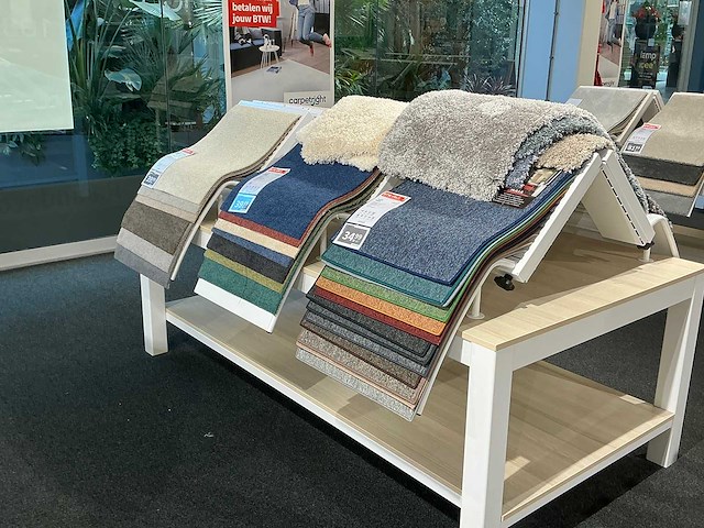 Presentatie tafel met tapijtsamples (8x) - afbeelding 6 van  14