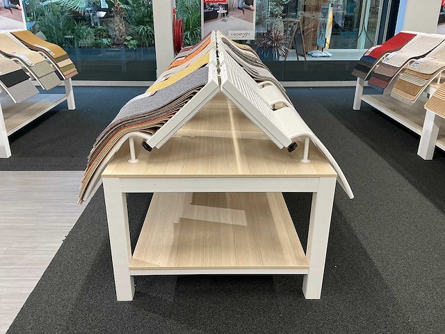 Presentatie tafel met tapijtsamples (8x) - afbeelding 7 van  14