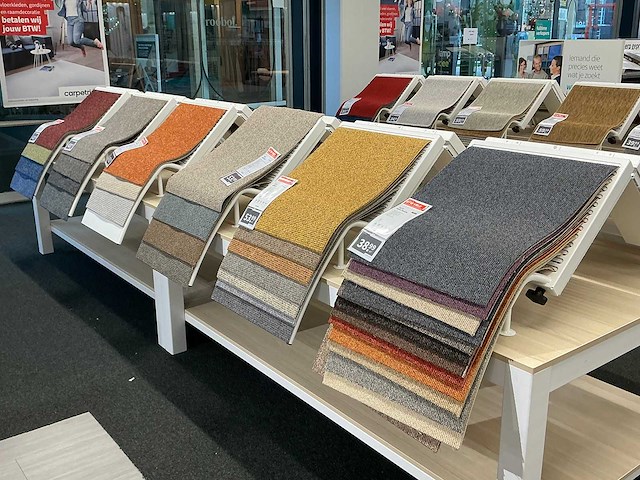 Presentatie tafel met tapijtsamples (8x) - afbeelding 12 van  14