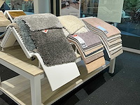 Presentatie tafel met tapijtsamples (8x) - afbeelding 14 van  14
