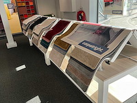 Presentatie tafel met tapijtsamples (8x) - afbeelding 3 van  12