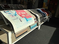 Presentatie tafel met tapijtsamples (8x) - afbeelding 4 van  12