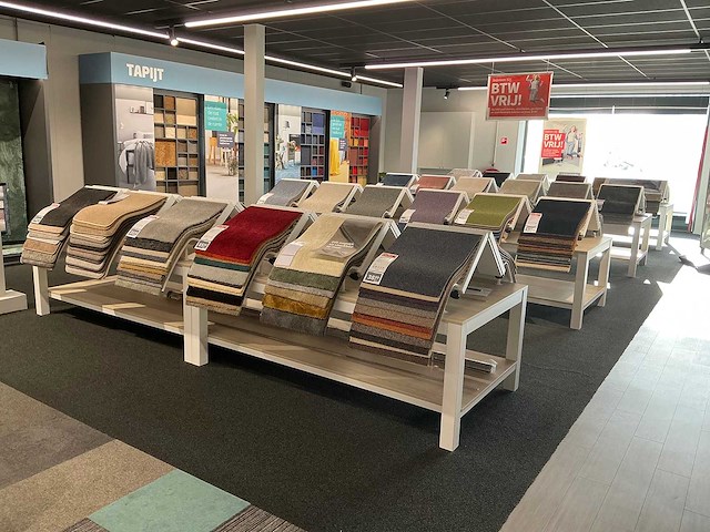 Presentatie tafel met tapijtsamples (8x) - afbeelding 1 van  12