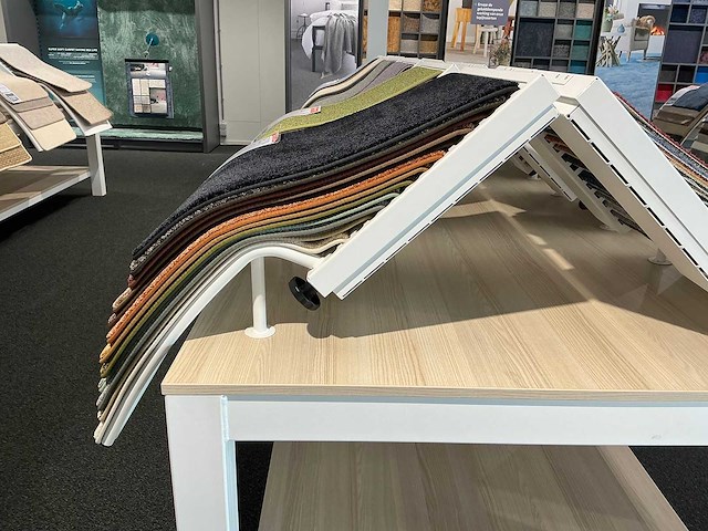 Presentatie tafel met tapijtsamples (8x) - afbeelding 6 van  12