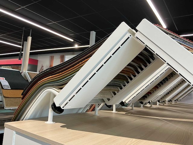 Presentatie tafel met tapijtsamples (8x) - afbeelding 7 van  12