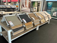 Presentatie tafel met tapijtsamples (8x) - afbeelding 9 van  12
