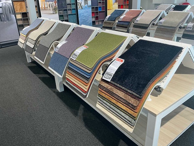 Presentatie tafel met tapijtsamples (8x) - afbeelding 10 van  12