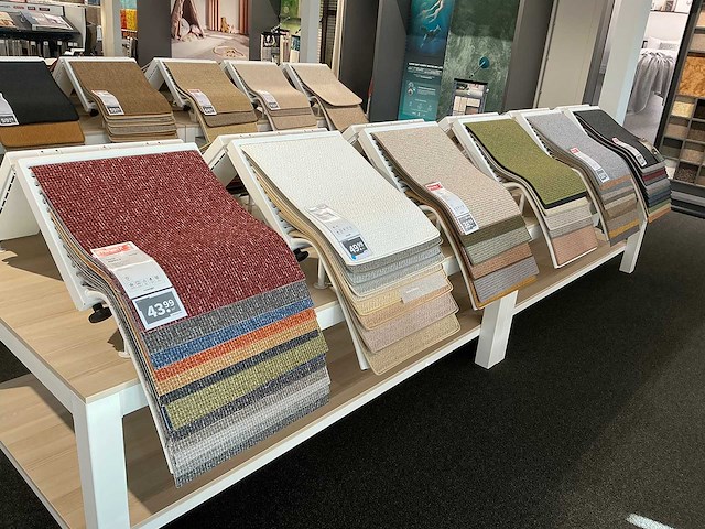 Presentatie tafel met tapijtsamples (8x) - afbeelding 11 van  12
