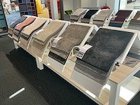Presentatie tafel met tapijtsamples (8x) - afbeelding 12 van  12