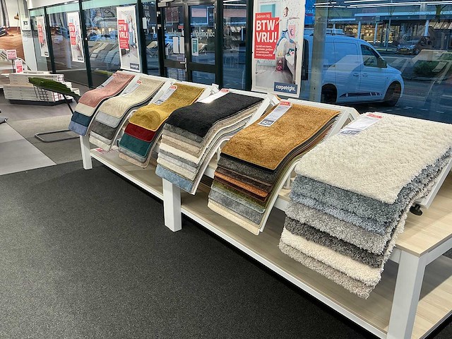 Presentatie tafel met tapijtsamples (8x) - afbeelding 3 van  13