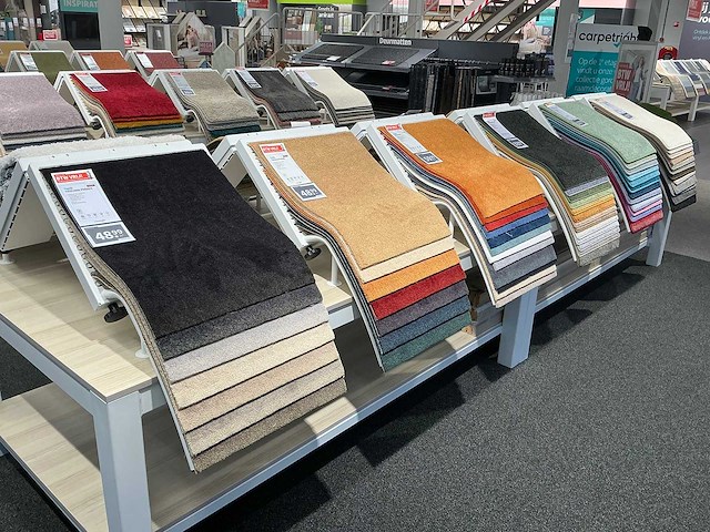 Presentatie tafel met tapijtsamples (8x) - afbeelding 5 van  13