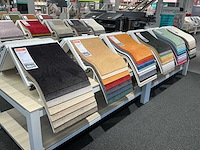 Presentatie tafel met tapijtsamples (8x) - afbeelding 5 van  13