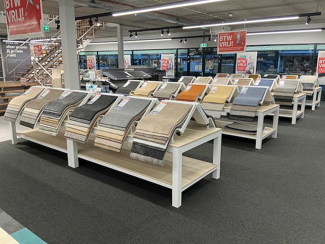 Presentatie tafel met tapijtsamples (8x) - afbeelding 1 van  13