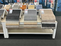 Presentatie tafel met tapijtsamples (8x) - afbeelding 6 van  13