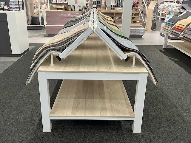 Presentatie tafel met tapijtsamples (8x) - afbeelding 7 van  13