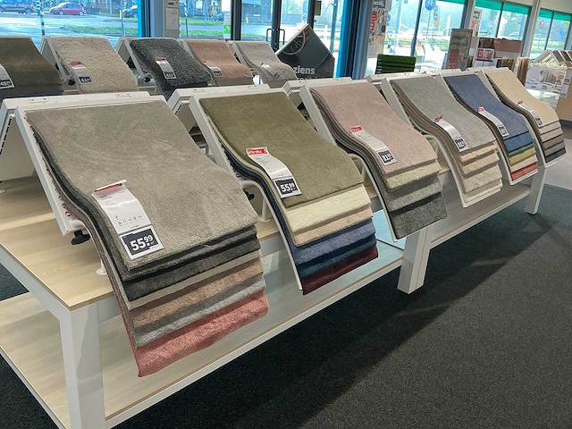 Presentatie tafel met tapijtsamples (8x) - afbeelding 10 van  13