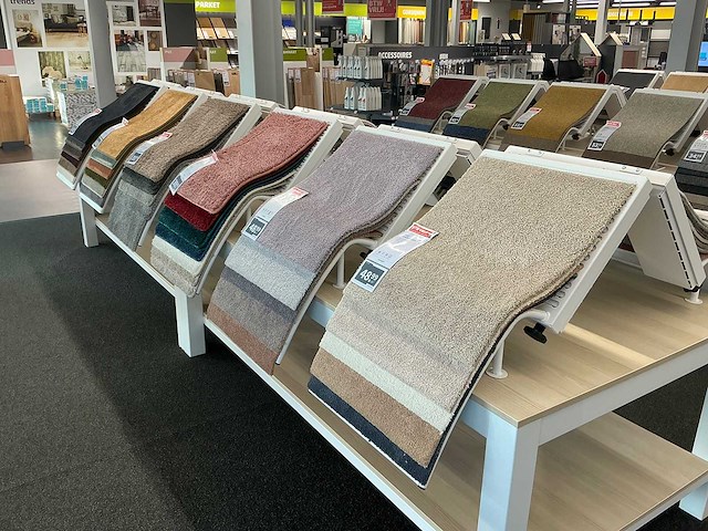 Presentatie tafel met tapijtsamples (8x) - afbeelding 11 van  13